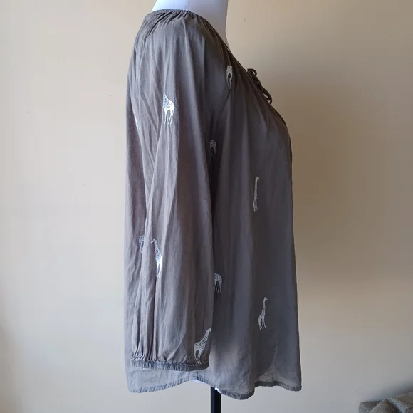 Loft Gray & White Peasant Top Size S Embroidered Giraffe Pattern 100% Cotton - Picture 5 of 13